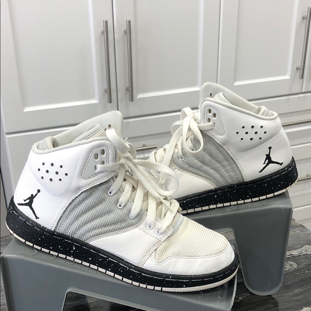 Air Jordan Youth High Top/Basketball Sneakers | Size 5.5 | White & Grey